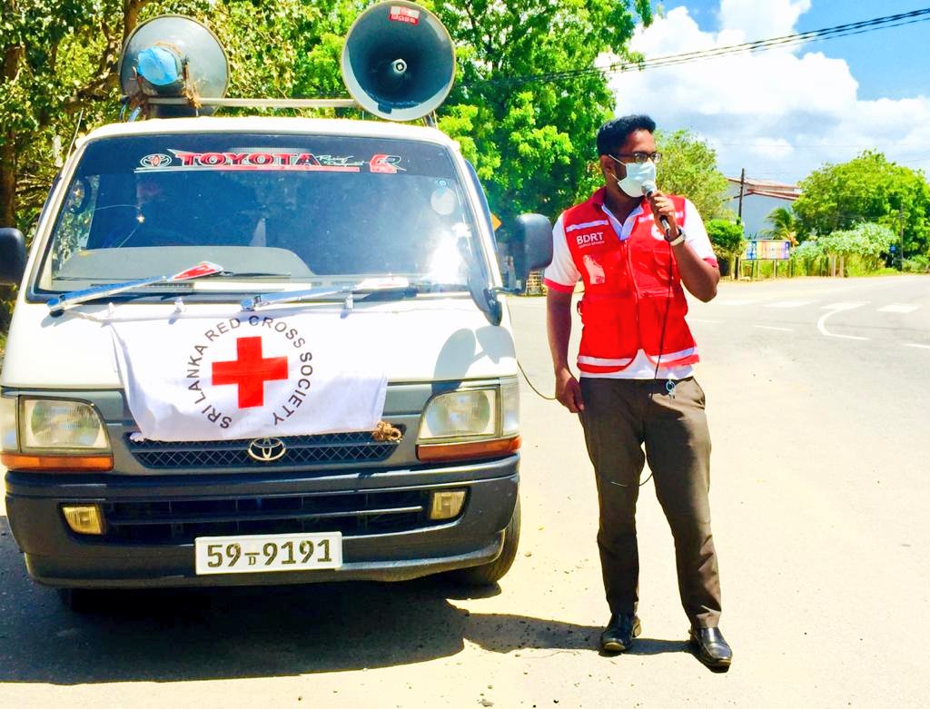SLRedCross's tweet photo. Volunteers from our Badulla and Jaffna branches persist in their mission of informing the public to continue to take precautionary measures against the increasingly virulent #COVID19 epidemic.
#StaySafe #SLRedCross https://t.co/EkXtCEmn86