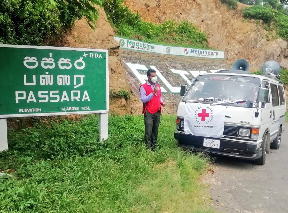 SLRedCross's tweet photo. Volunteers from our Badulla and Jaffna branches persist in their mission of informing the public to continue to take precautionary measures against the increasingly virulent #COVID19 epidemic.
#StaySafe #SLRedCross https://t.co/EkXtCEmn86