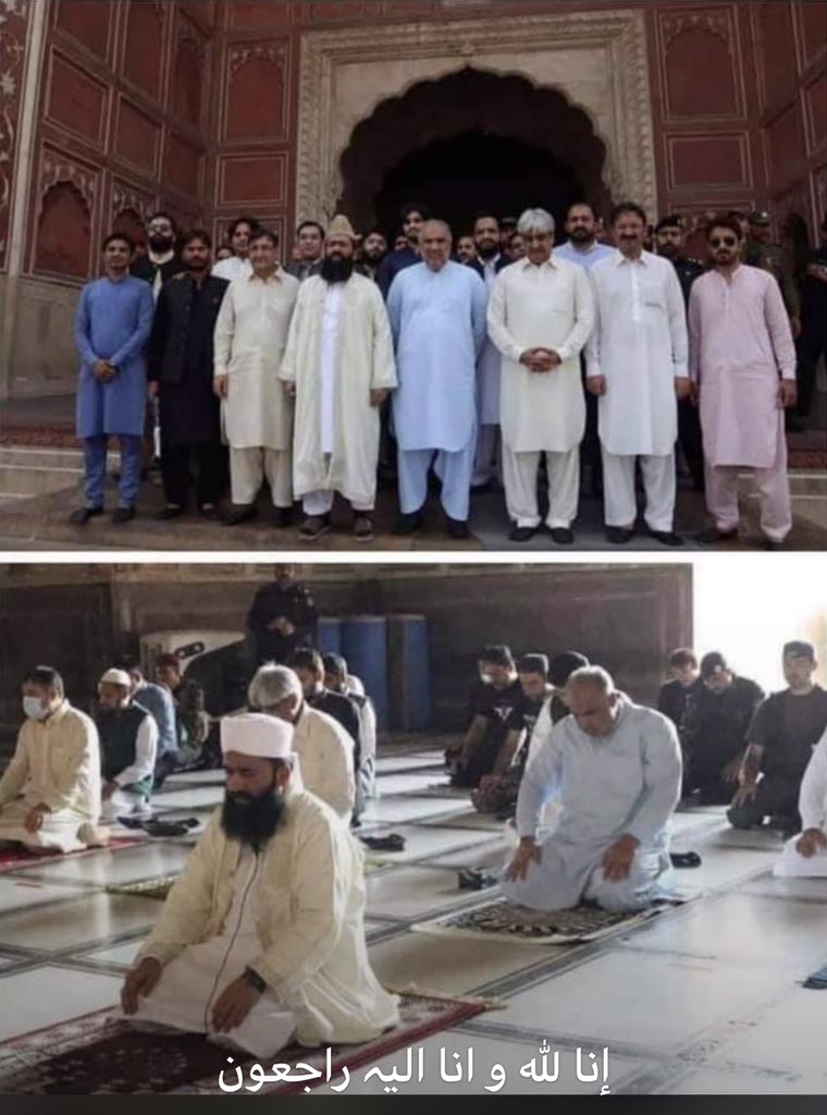 FreeKashmer's tweet photo. نماز میں ...اور نماز کے بعد کا منظر! 
کیا کہیں گے آپ اس پر ؟؟؟ https://t.co/R9CIjioEat