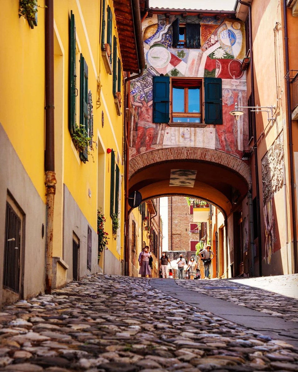 turismoER's tweet photo. Tra i vicoli dell'Emilia-Romagna molti edifici stupiscono per loro facciate, una tavolozza di colori dalle tonalità pastello capace di impressione qualsiasi pittore dell'anima.
#inEmiliaRomagna #italianvillages https://t.co/dhAJU2r217
