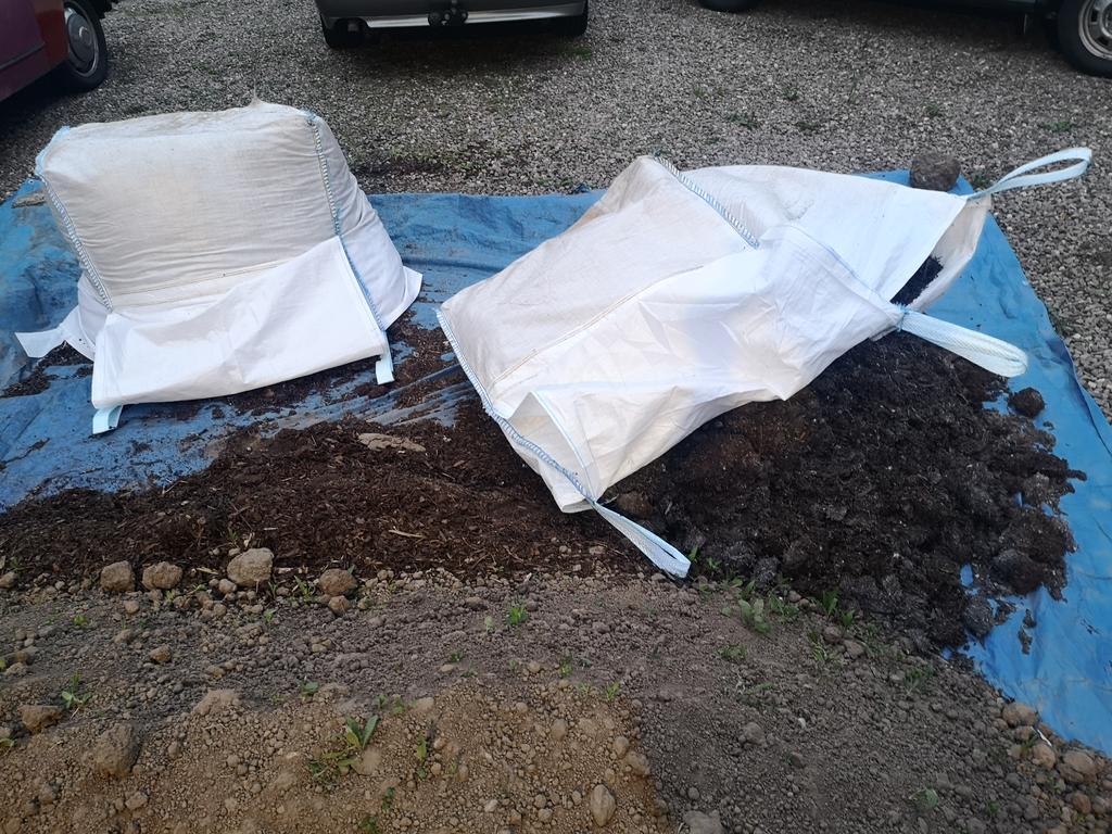 DonnaHe60990670's tweet photo. Hehe my #mushroomcompost was delivered. Was told it would be loose, fine. Got a phone call with it en route, told it's in bags, fine. Got home and it's a mix and match 😂 can just imagine the raised tipper struggling 🙈🙉🙊 2t to shift over the next few evenings ❤️ #gardening https://t.co/ovSwN4NbkT