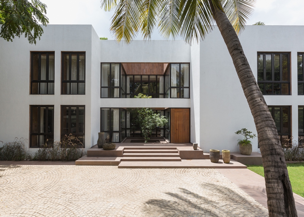 studioHAUSin's tweet photo. #SH SpotLight⁠
⁠
An essential feature from an Indian home is the central courtyard that offers a communal area for the family to interact and do households activities in. ⁠

courtyardHAUS designed by Kunaal @kyhaan. ⁠
⁠ https://t.co/cwErReS8gg