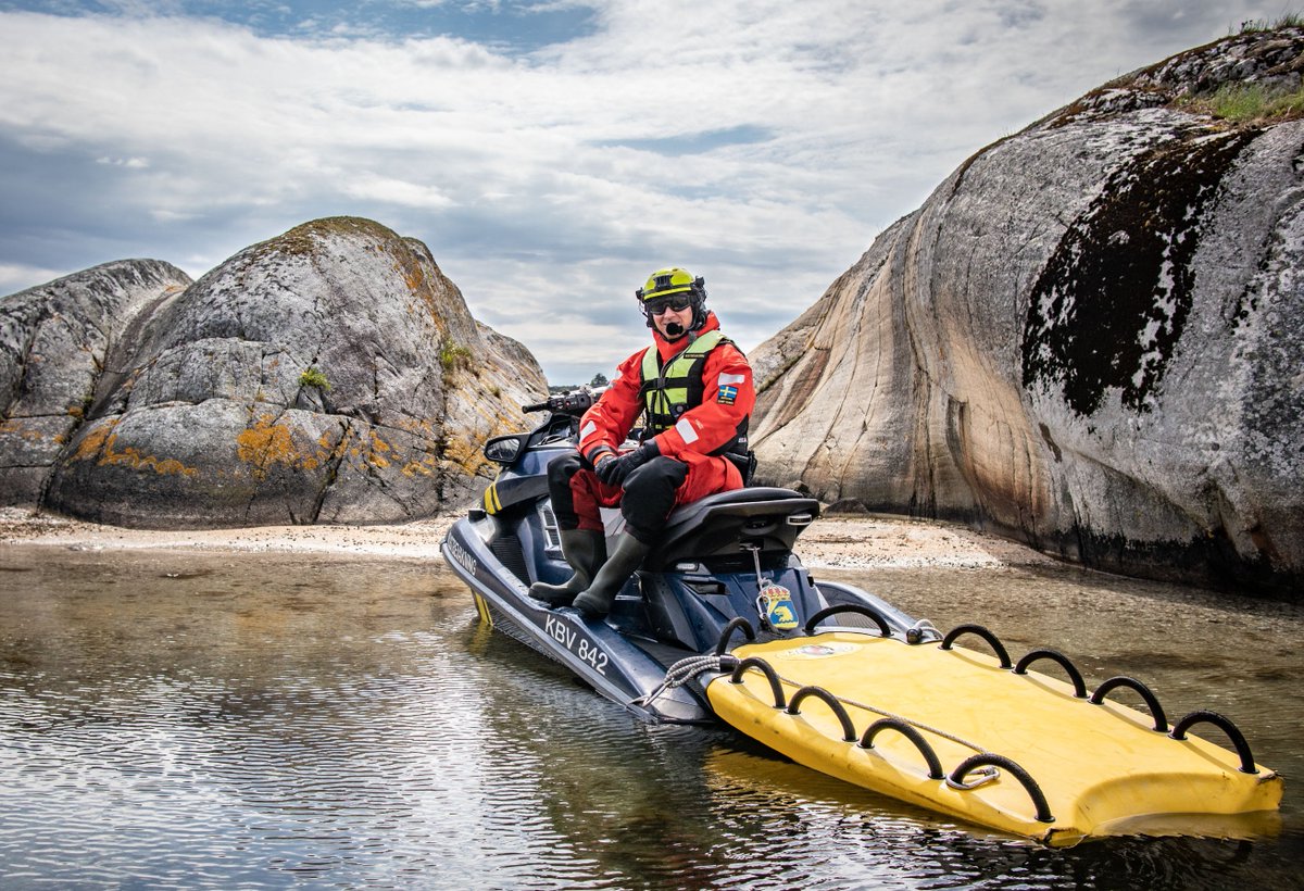 Vi väntar oss en sommar till sjöss med ett ökat vattenskoteråkande. Vattenskotrar lockar till ett beteende som kan vara både irriterande och skrämmande, men det finns sjötrafikregler att följa. I sommar ökar vi vår övervakning, för en ökad sjösäkerhet. bit.ly/34ZaDuS