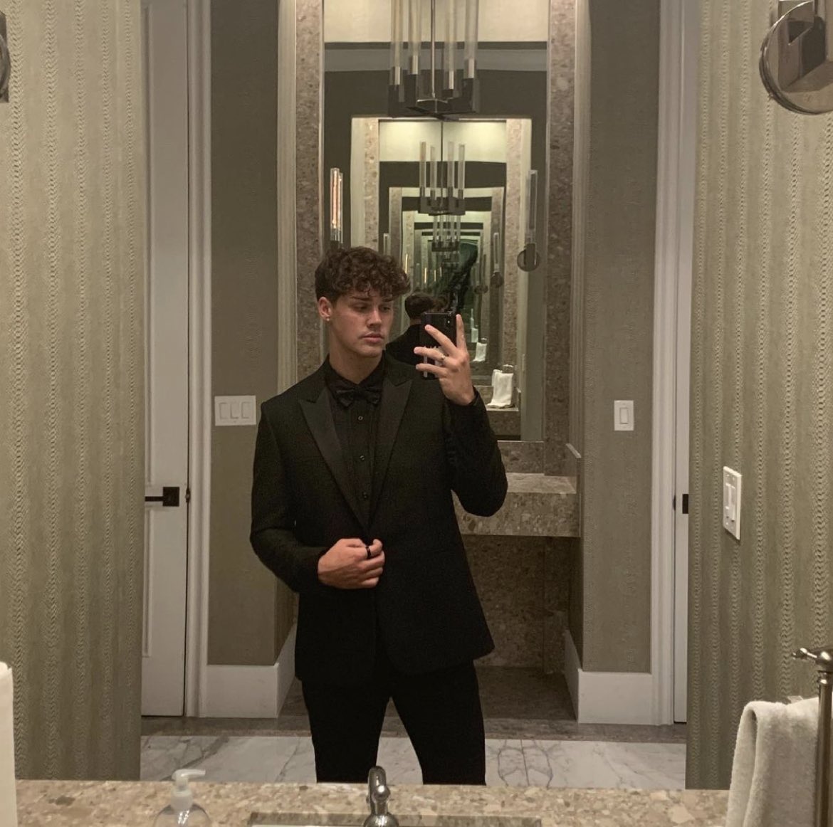 noah_vibezz1's tweet photo. #MTVLACREADORGLNOAH  #PremiosMTVMIAW https://t.co/DHSsm7lTVX
