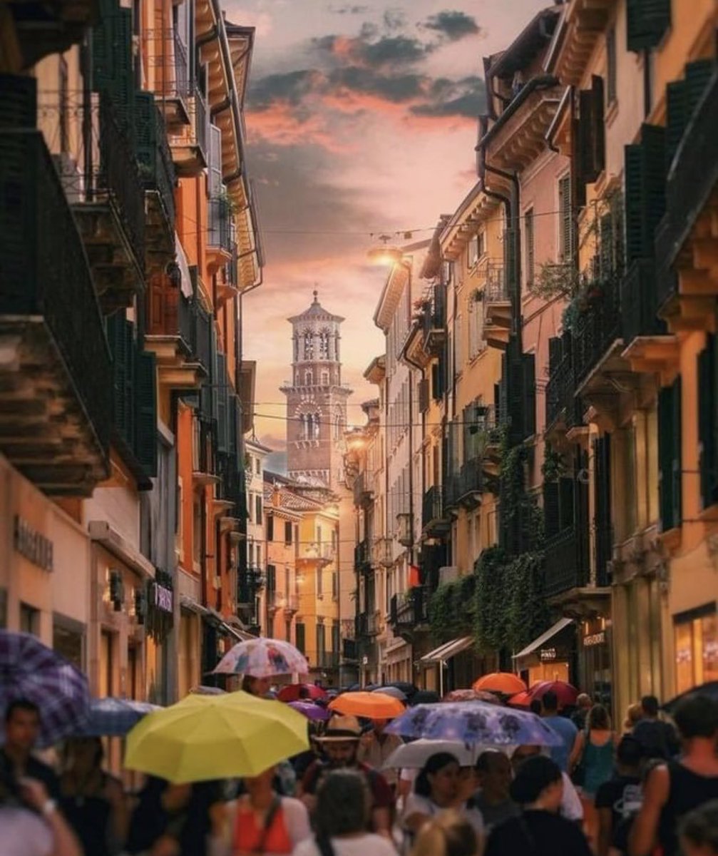 Anche con la pioggia resti una città unica e la tua Via Mazzini si tinge di tanti colori: dagli ombrelli, alle luci delle vetrine, al cielo roseo di tramonto meraviglioso. #9giugno #BuongiornoATutti #inOrdine #buondì #unTemaAlGiorno #Verona