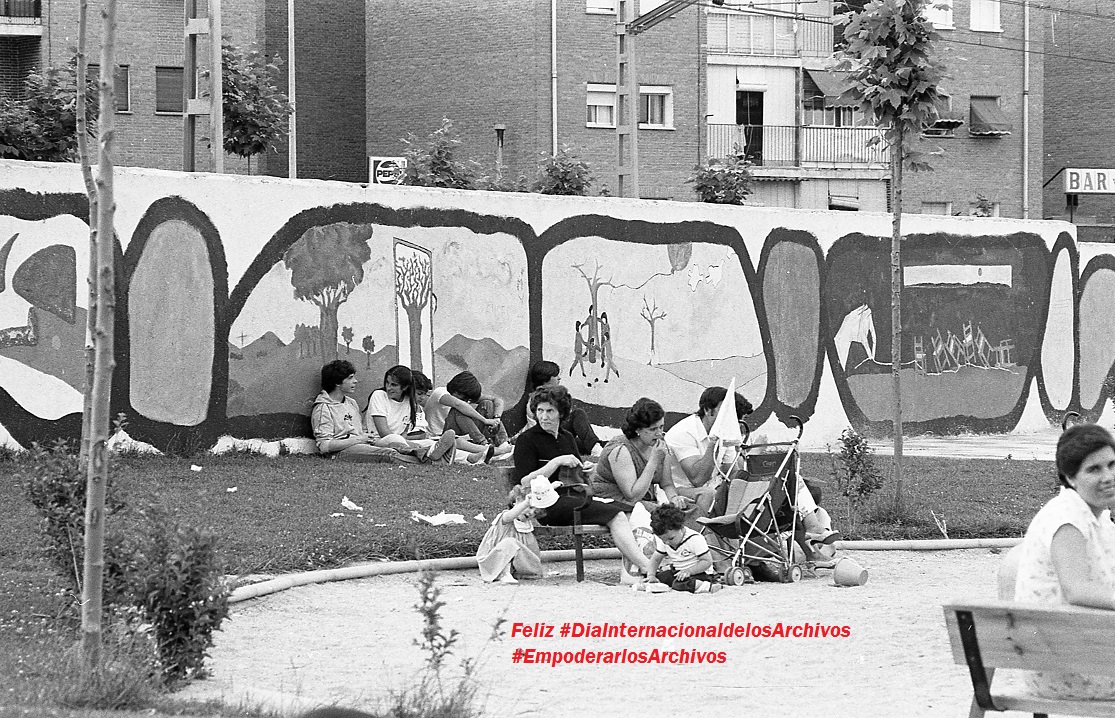 ArchivoLeganes's tweet image. Buenos días y Feliz #DiaInternacionaldelosArchivos
Con esta fotografía de Rafa Martín realizada en 1982 queremos celebrar este día tan importante para nosotros.
Alguien sabría decirnos dónde está tomada la foto?
#EmpoderarlosArchivos #IAW2021