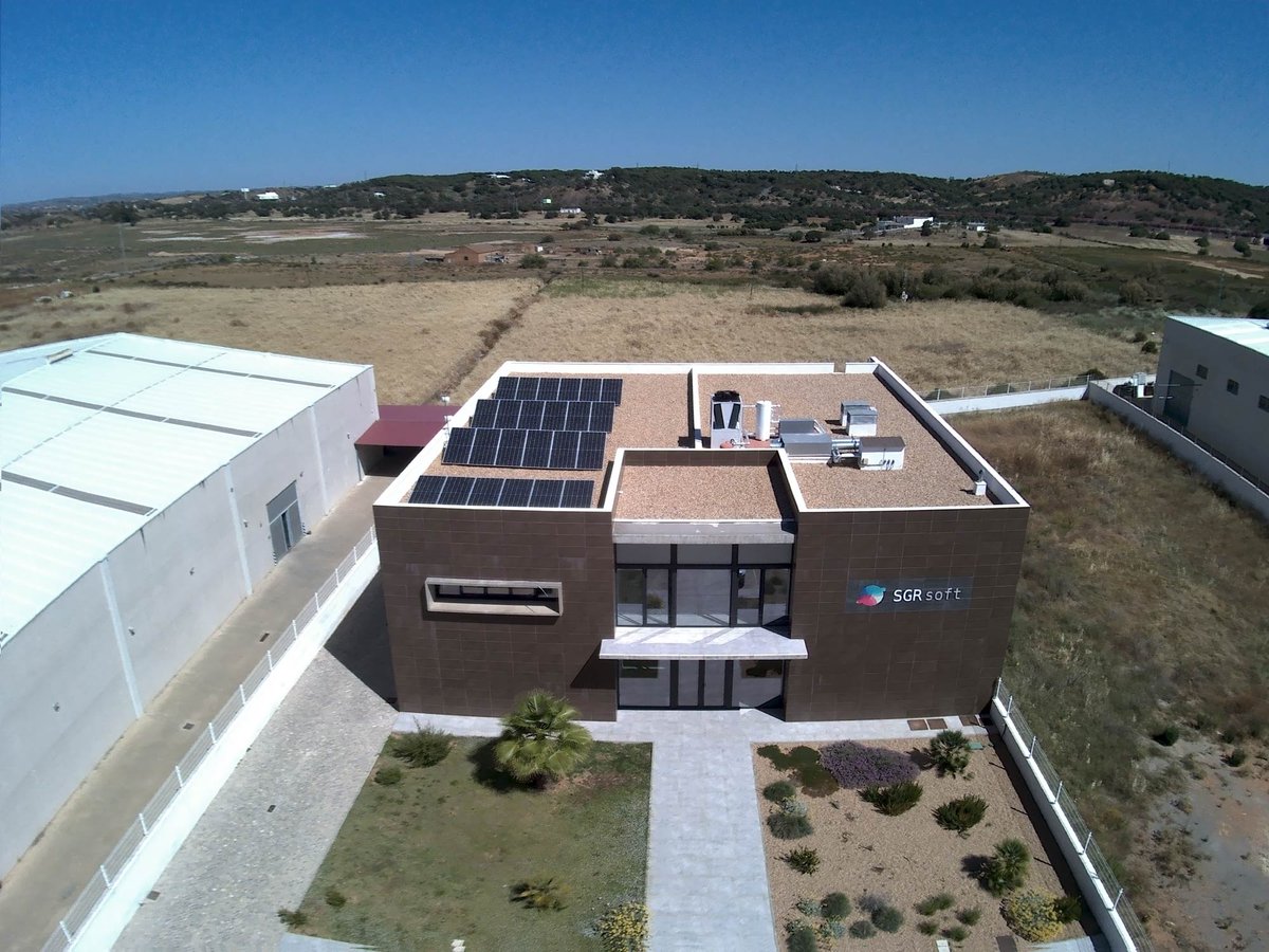 G3 se tiñe de verde.

La sede de @Sgrsoft se equipa con la instalación de una planta de producción de energía eléctrica mediante placas fotovoltaicas destinada al autoconsumo capaz, cuando el sol lo permite, de cubrir todas las necesidades energéticas

sgrsoft.es/blog/g3-se-tie…