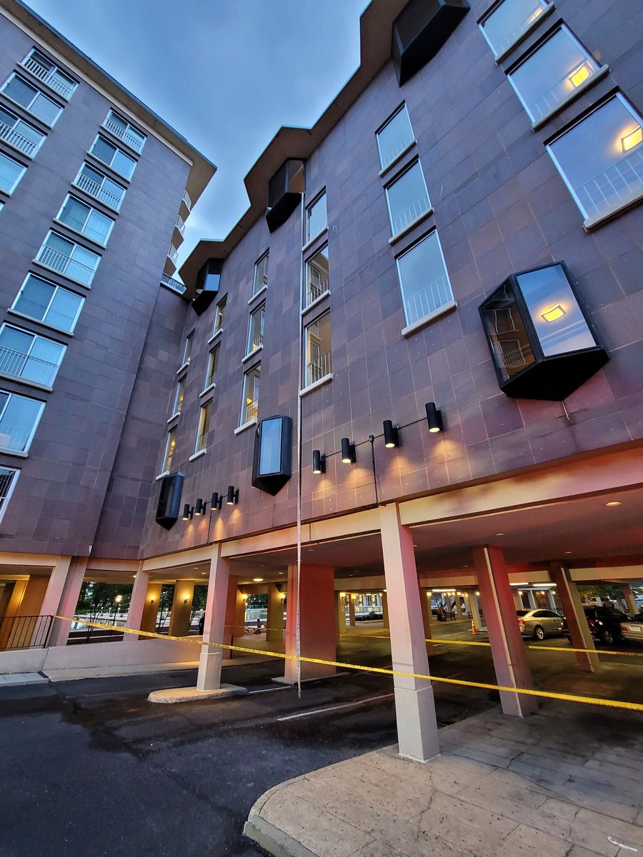 chebert13's tweet image. Standpipe in stairwell left us a little short. Adapted and overcame by tossing it out and securing it to inside handle of adjacent apartment. Quick thinking by Lt. @raltom709 #Engine13 #DCFD