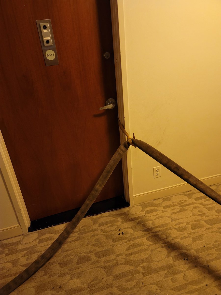 chebert13's tweet image. Standpipe in stairwell left us a little short. Adapted and overcame by tossing it out and securing it to inside handle of adjacent apartment. Quick thinking by Lt. @raltom709 #Engine13 #DCFD