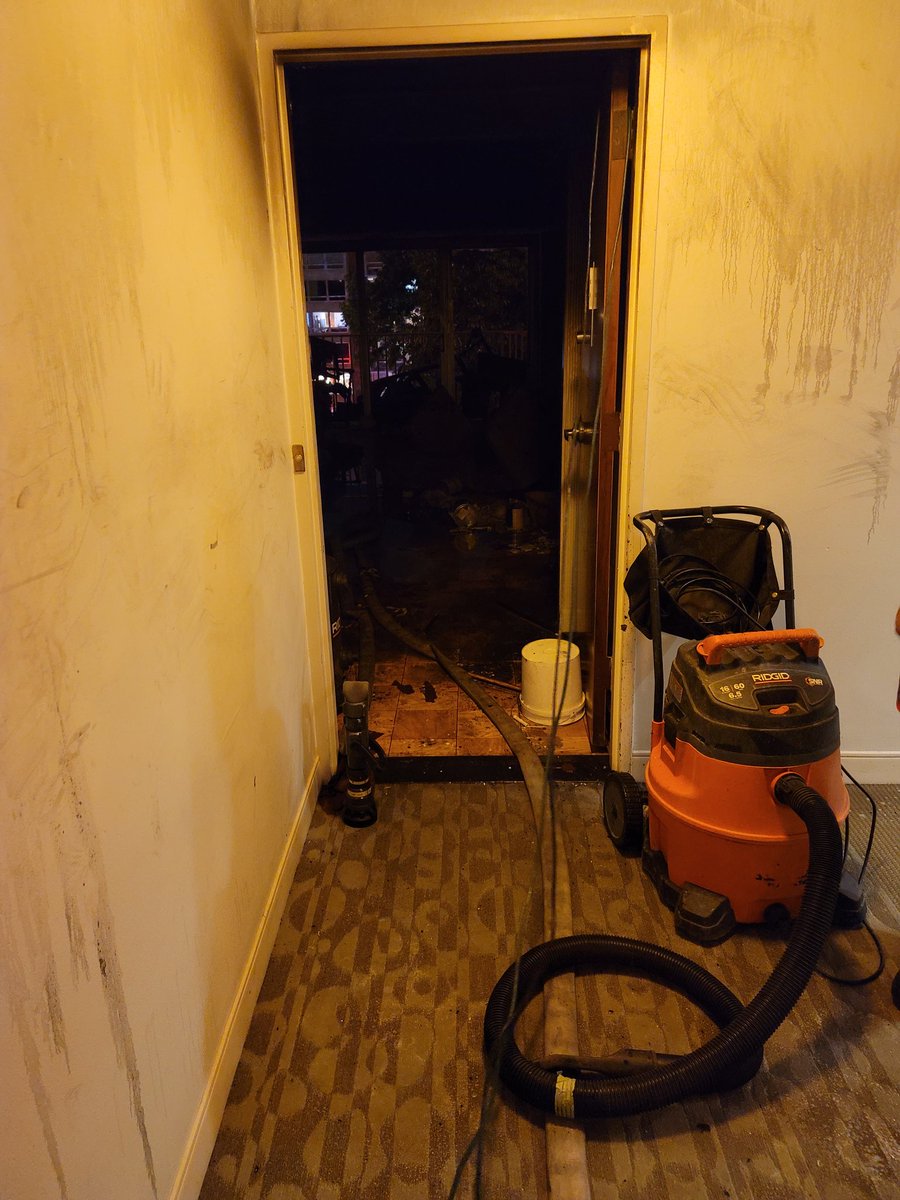 chebert13's tweet image. Standpipe in stairwell left us a little short. Adapted and overcame by tossing it out and securing it to inside handle of adjacent apartment. Quick thinking by Lt. @raltom709 #Engine13 #DCFD