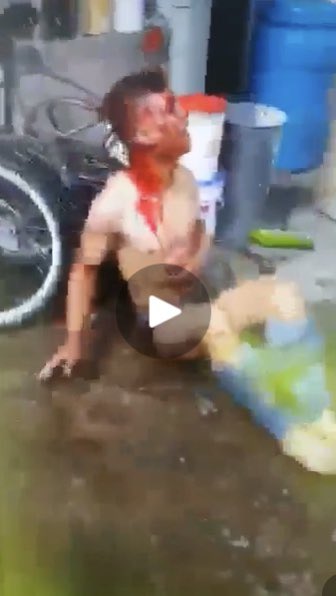 ricardopuentesm's tweet photo. Acabo de ver el video de cómo los crimínales vándalos que bloquean vías torturan al patrullero de @PoliciaColombia, Carlos Rincón. Luego lo asesinarían. Inconcebible que este infame gobierno del uribismo se siente a dialogar con los cabecillas bandidos, en cambio de imponer ley. https://t.co/KVv9xU5Man