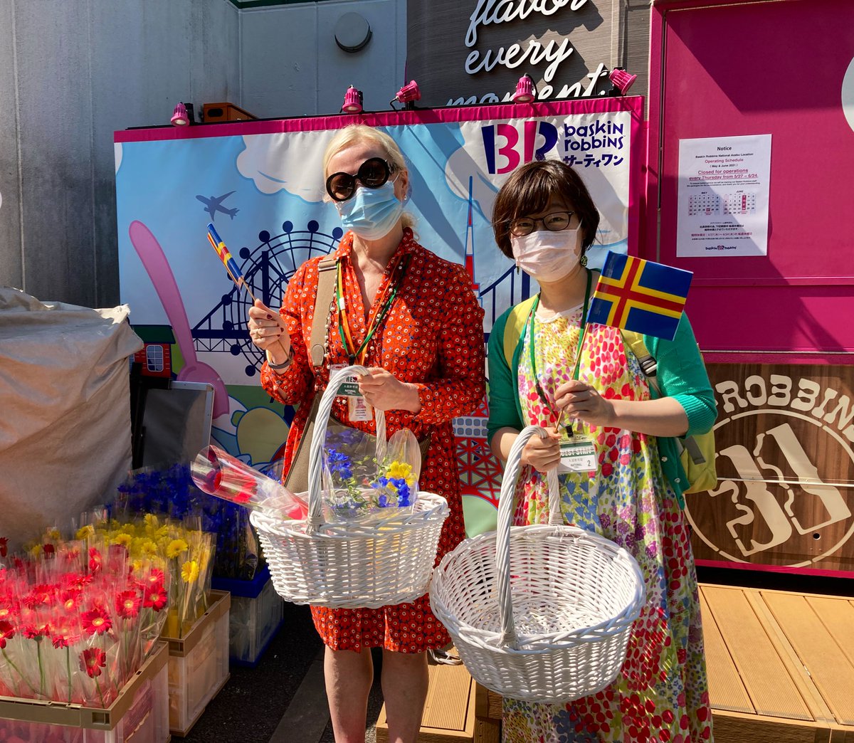 駐日フィンランド大使館 S Tweet 本日6月9日 オーランド諸島自治100周年のお祝いが始まったよ オーランドはフィンランド とスウェーデン の間にあり フィンランドの一部として100年前に自治が確定 今日は記念にオーランドの旗 の色の花をフィンランド