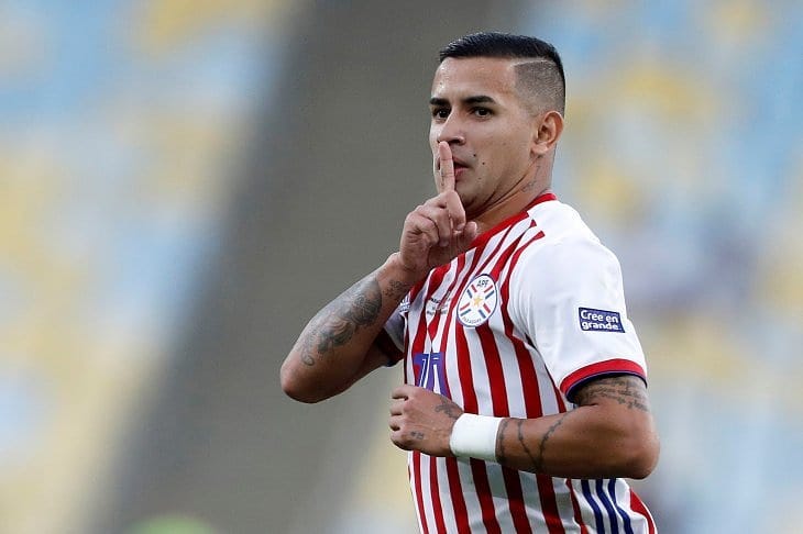 Derlis 11 meses sin jugar es más que todos esos inútiles que hoy jugaron arriba. Lamentable che ra'a Avalos nandivera.