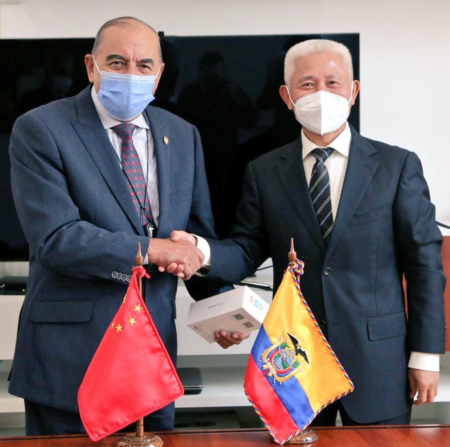 DefensaEc's tweet photo. Este encuentro permitió fortalecer las relaciones internacionales. Entre otros asuntos, se abordó el tema de los fusiles Ak47, los mismos que serán utilizados para entrenamiento militar. #DefensaEc https://t.co/Mupwfxi0EH