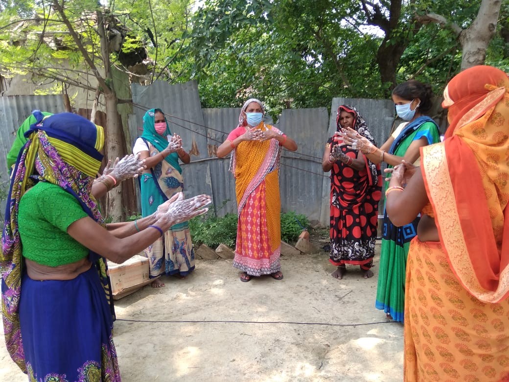 RGMVP's tweet image. गीता बहिन द्वारा हैंड वाशिंग अभ्यास समूह बैठक में सिखाया गया, ब्लॉक- भदैंया, जिला सुल्तानपुर #PreventSpreadOfCovid19Virus #BreakTheChain #CommunityHelpline #Organize #Empower