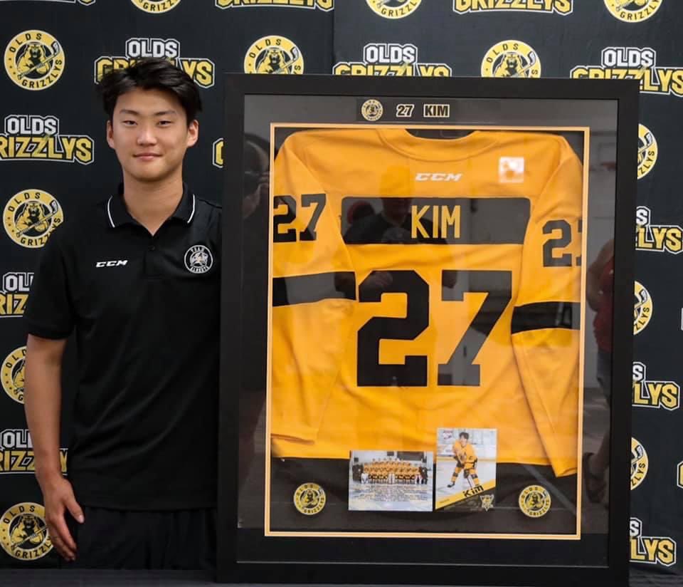 GrizzlysAJHL's tweet photo. The Olds Grizzlys family would like to thank Malik, Hoon and Kaiden for their outstanding contributions to the Olds Grizzlys &amp; our community. We wish you all the best in what we know will be a bright future. You are Grizzlys for life &amp; are always welcome back to The Den! #AJHL https://t.co/ax45Y9Jn9k