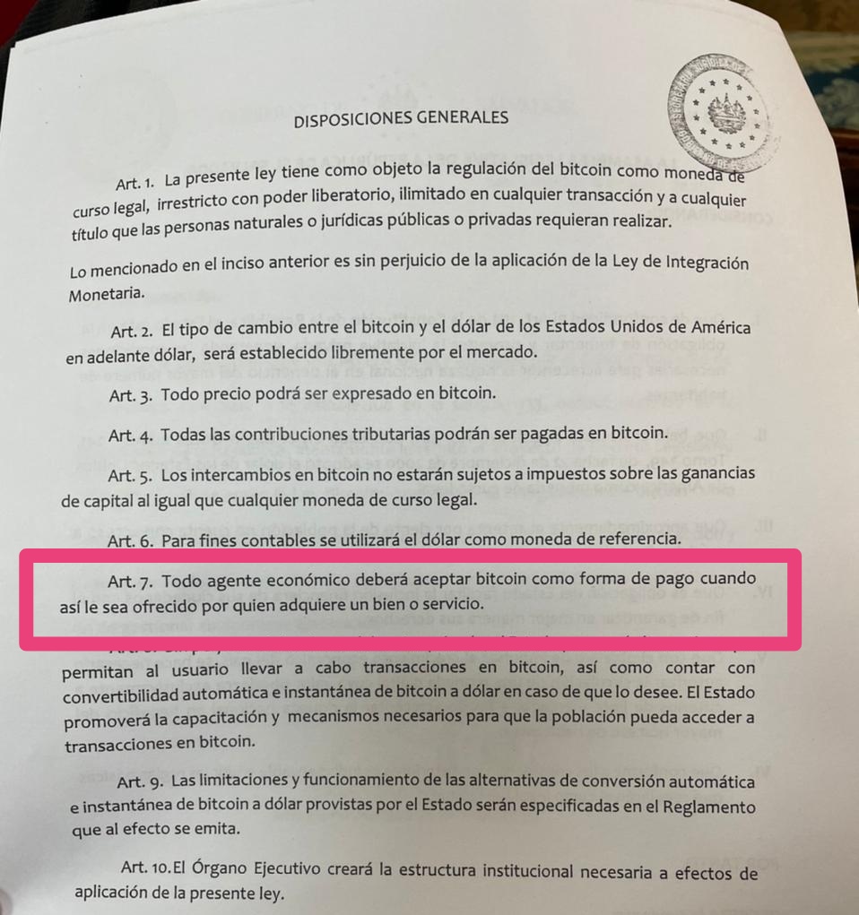 Traducción: Usted está obligado a aceptar pagos en bitcoin, es decir, si un  día el gobierno o su patrón deciden pagarle a usted en bitcoins usted debe  aceptar el pago. ¿Y si