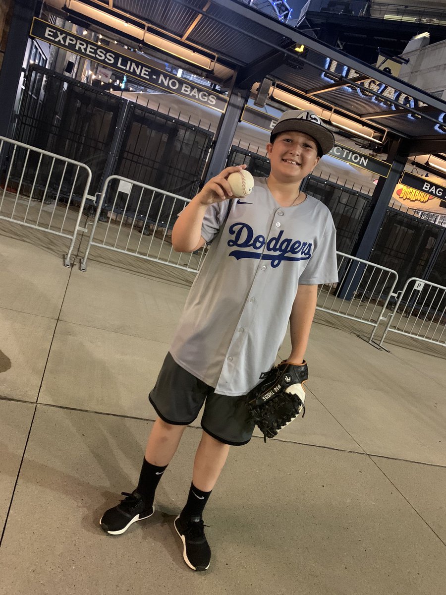 KellyT_55's tweet photo. Thanks for throwing up a warm up ball, he was so excited to catch it @mookiebetts https://t.co/jf1DUNKh5v