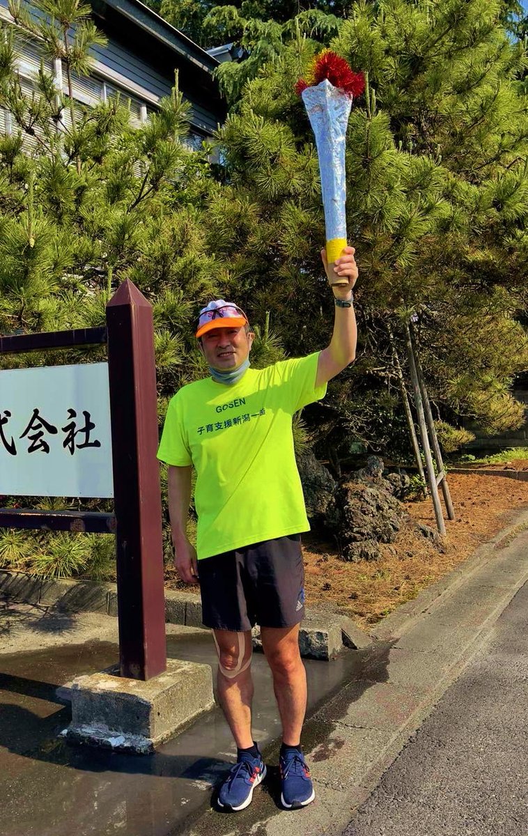 桑原 一憲 暑いですね 本日２年ぶりの五泉高校体育祭 妻が衣装を縫っていたので 私はトーチを作って勝手に聖火ランナー行って来ました 学校には行ってません 途中 お婆ちゃんが本物と間違えて 昨日tv見たよ って言われたので ありがとう