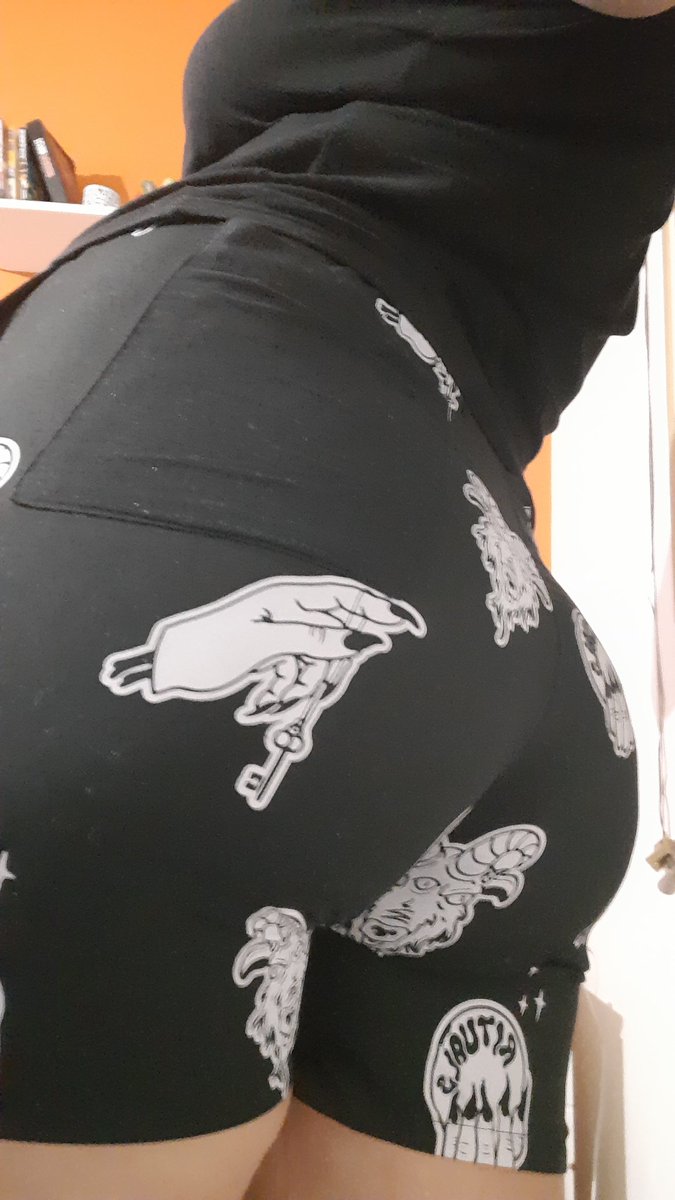 CaramelKitten5's tweet photo. Hola bebes ¿como me queda la ropa de mi novio? Si mi 🍑 grande se lo rompe , me va a castigar 🥵 https://t.co/k3XpjvKhl7