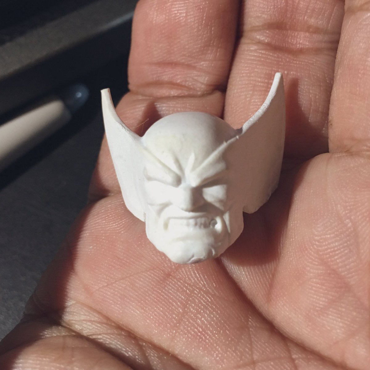 EMannLand's tweet photo. Finished little my little #marvellegends customization project XD I finally painted up this #wolverine figure head I had for a wile. #marvelcustoms https://t.co/deMWh0NOAM