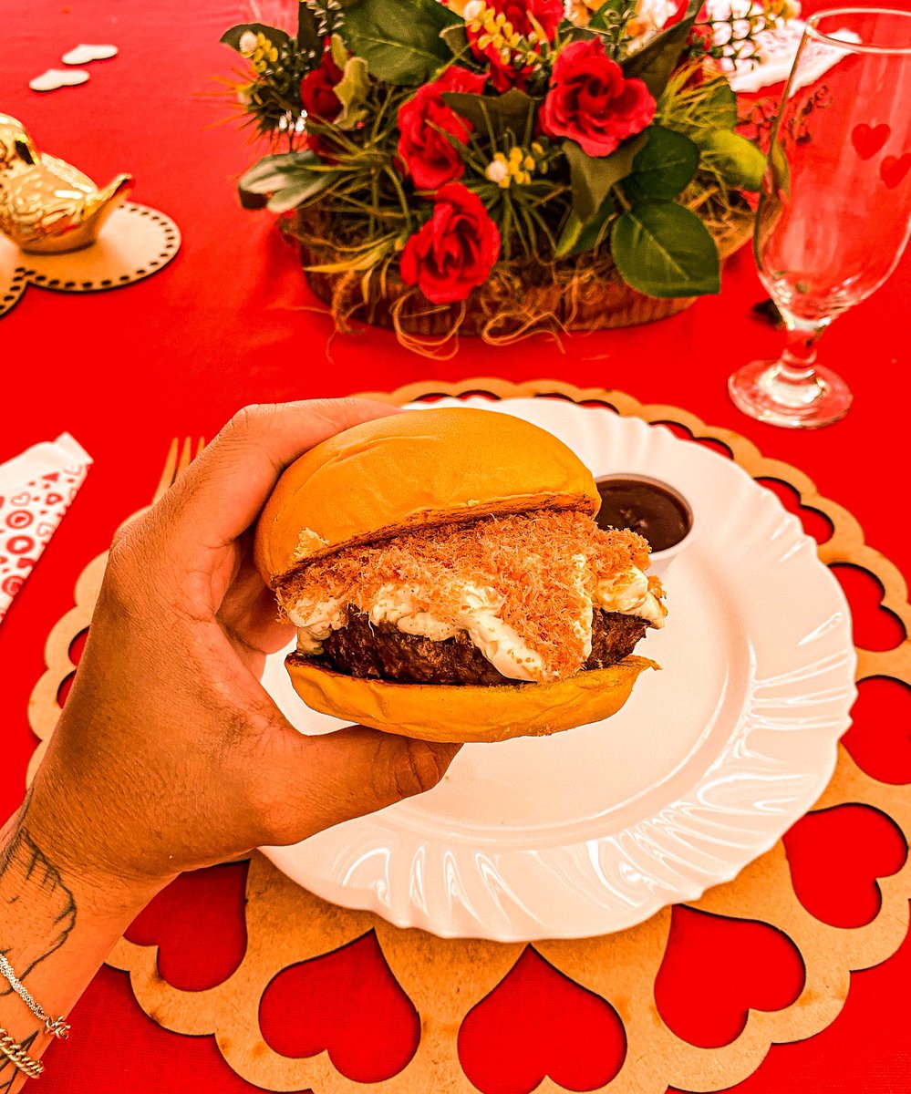 heat_burger's tweet photo. Hoje montamos um cenário com todo carinho pra tirar as fotinhas dos burger pro dia dos namorados, se liguem como ficaram algumas 😍🥰 https://t.co/vPWNTUUS2n