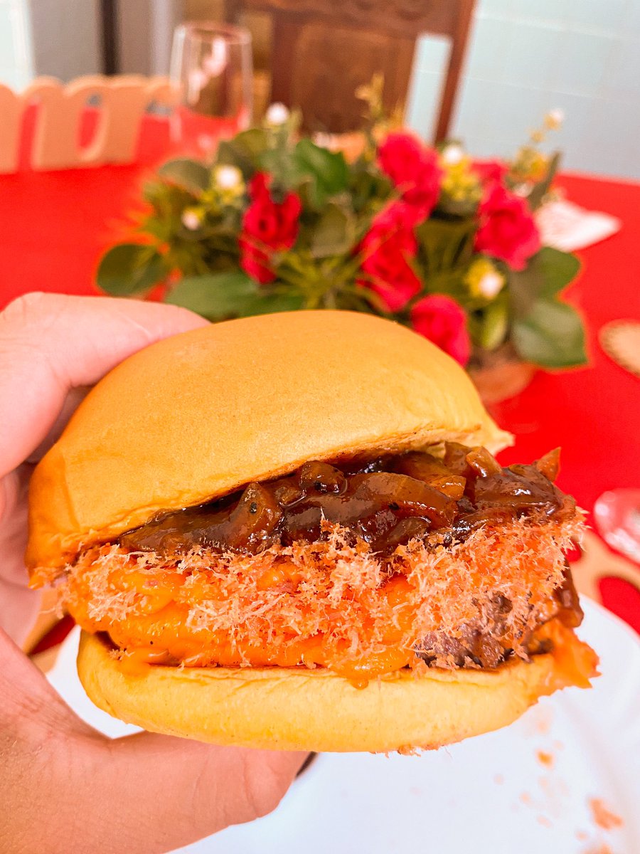 heat_burger's tweet photo. Hoje montamos um cenário com todo carinho pra tirar as fotinhas dos burger pro dia dos namorados, se liguem como ficaram algumas 😍🥰 https://t.co/vPWNTUUS2n