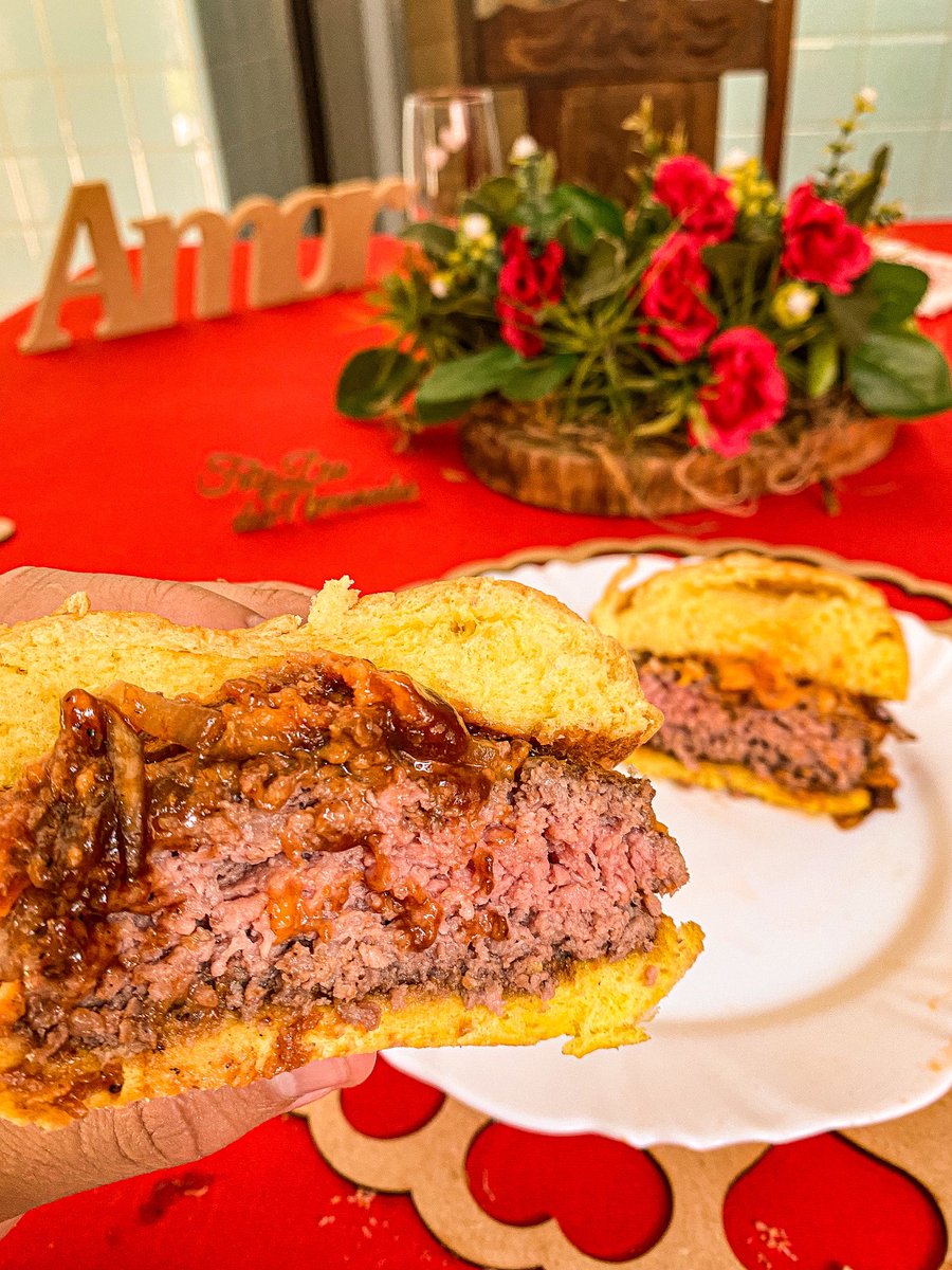 heat_burger's tweet photo. Hoje montamos um cenário com todo carinho pra tirar as fotinhas dos burger pro dia dos namorados, se liguem como ficaram algumas 😍🥰 https://t.co/vPWNTUUS2n