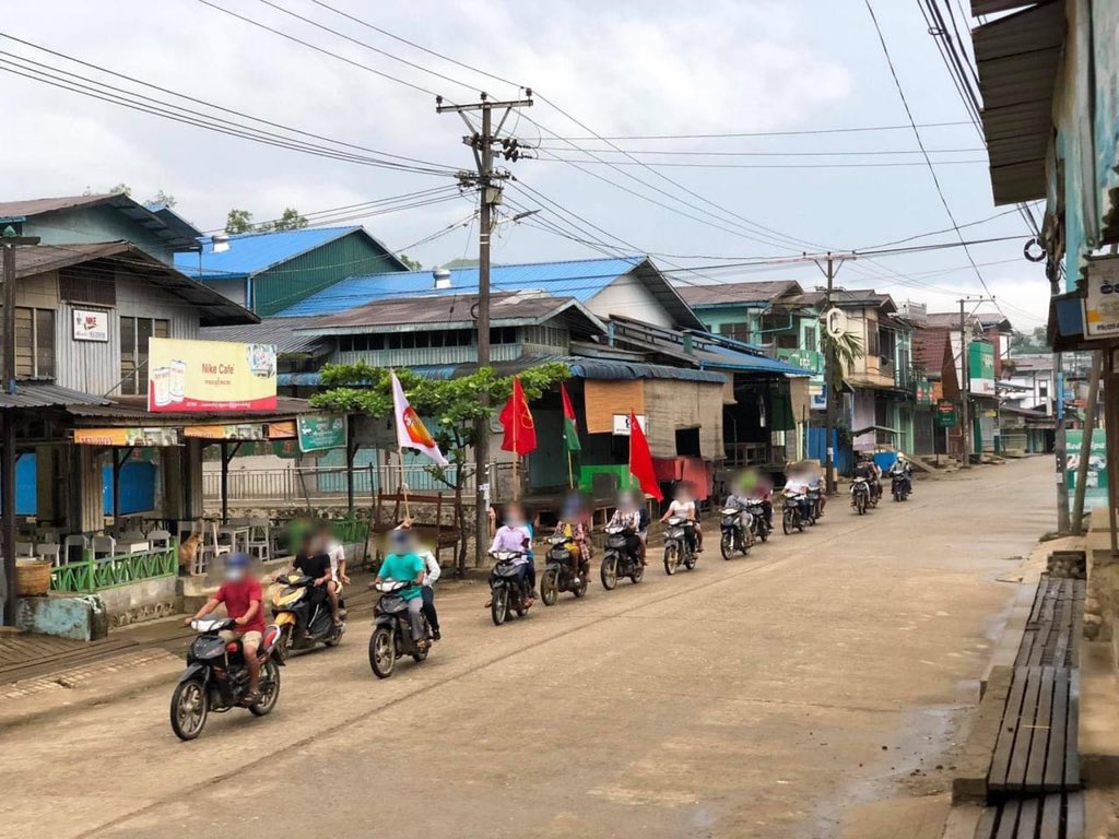 hannayuri_twt's tweet photo. Dawn protest in Seikmu (Sai ​​Taung) Village Hpakan Township,Kachin State on Wednesday.
#June9Coup #WhatsHappeningInMyanmar https://t.co/gxm6tDMEDl