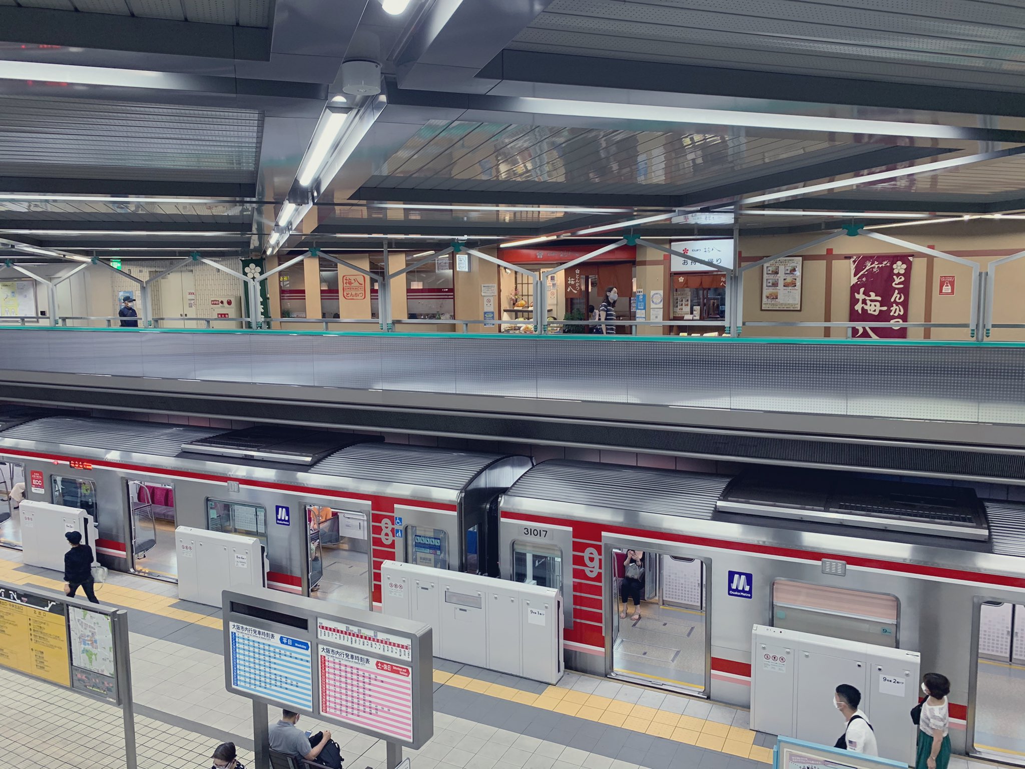 吉永 亮 Ryo Yoshinaga 千里中央駅 初めて来た 電車の線路の上にせんちゅうバルという店舗街 居酒屋 さんが並ぶという変わった作りに この光景にびっくり 電車と居酒屋がこの感じで一枚に収まるとは 走ったら5秒で電車乗れそう 飲んべえさんに