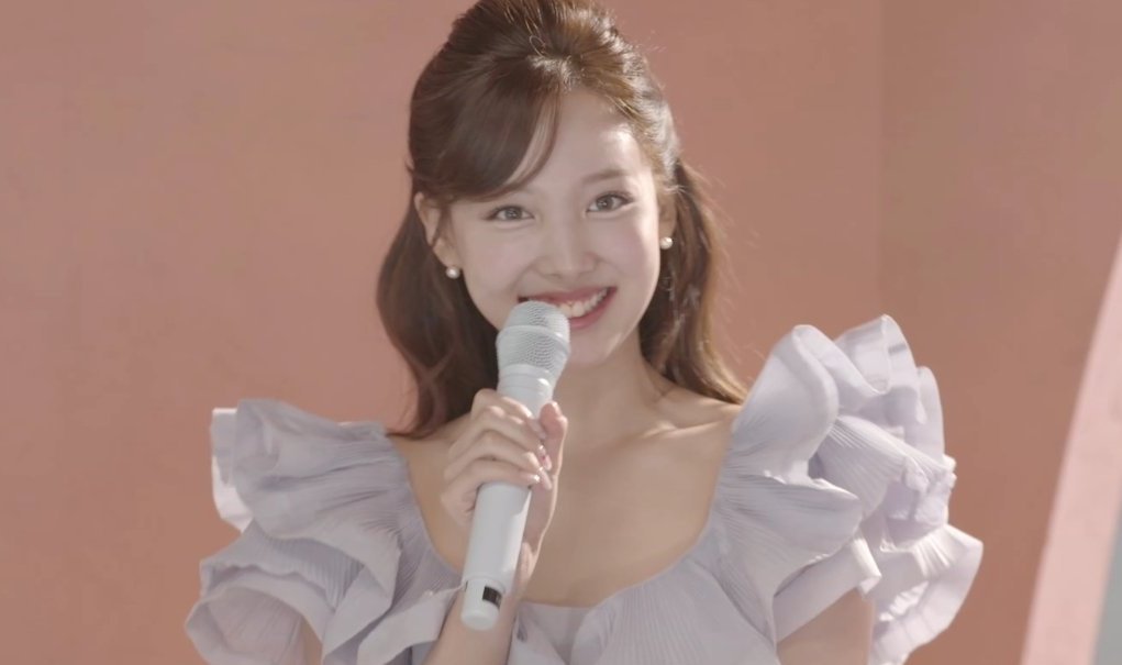 archivenayeon's tweet photo. the hairstyle and the outfit!!! i'm so in love https://t.co/RSpLwZ8jpa