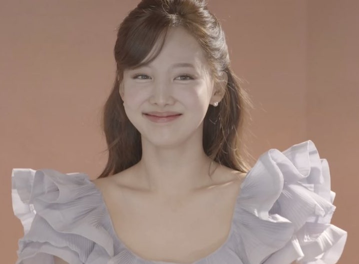 archivenayeon's tweet photo. the hairstyle and the outfit!!! i'm so in love https://t.co/RSpLwZ8jpa