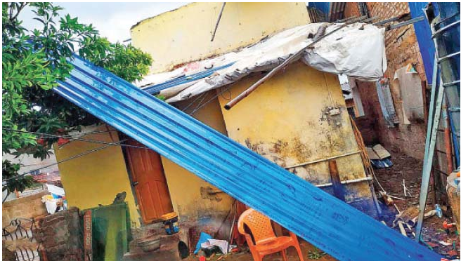 pudharionline's tweet photo. ‘तौक्ते’मुळे मच्छीमारांचे ३४ कोटींचे नुकसानhttps://t.co/YqA8Lh6Eum
#cyclonetauktae #cyclonetauktaeupdates #cycloneupdate https://t.co/IeobIxbIJT