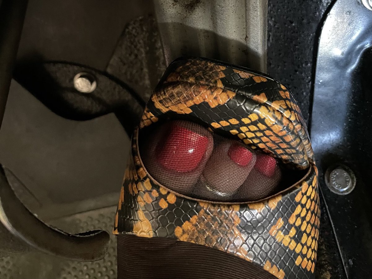 MimiFootnip's tweet photo. Revving engines and libidos in my Jeep. #jeep #shoes #obedientmen https://t.co/tY9uhBwBvb