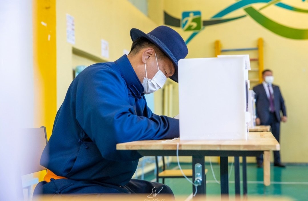 civicmongolia's tweet photo. Согтуугаар машин барьж цагдаа зоддог, банкны мөнгөөр казино тоглож дампууруулдаг, ял авсан, учир битүүлгээр тэрбумтан болсон, "хүчирхийлэгч" Анандбузарыг гаргаж ирсэн энэ этгээд сонгогдох нь... Түүнд хууль үйлчлэхгүй нь... Жудаг? Ёс зүй?? https://t.co/dICcIgXWqj