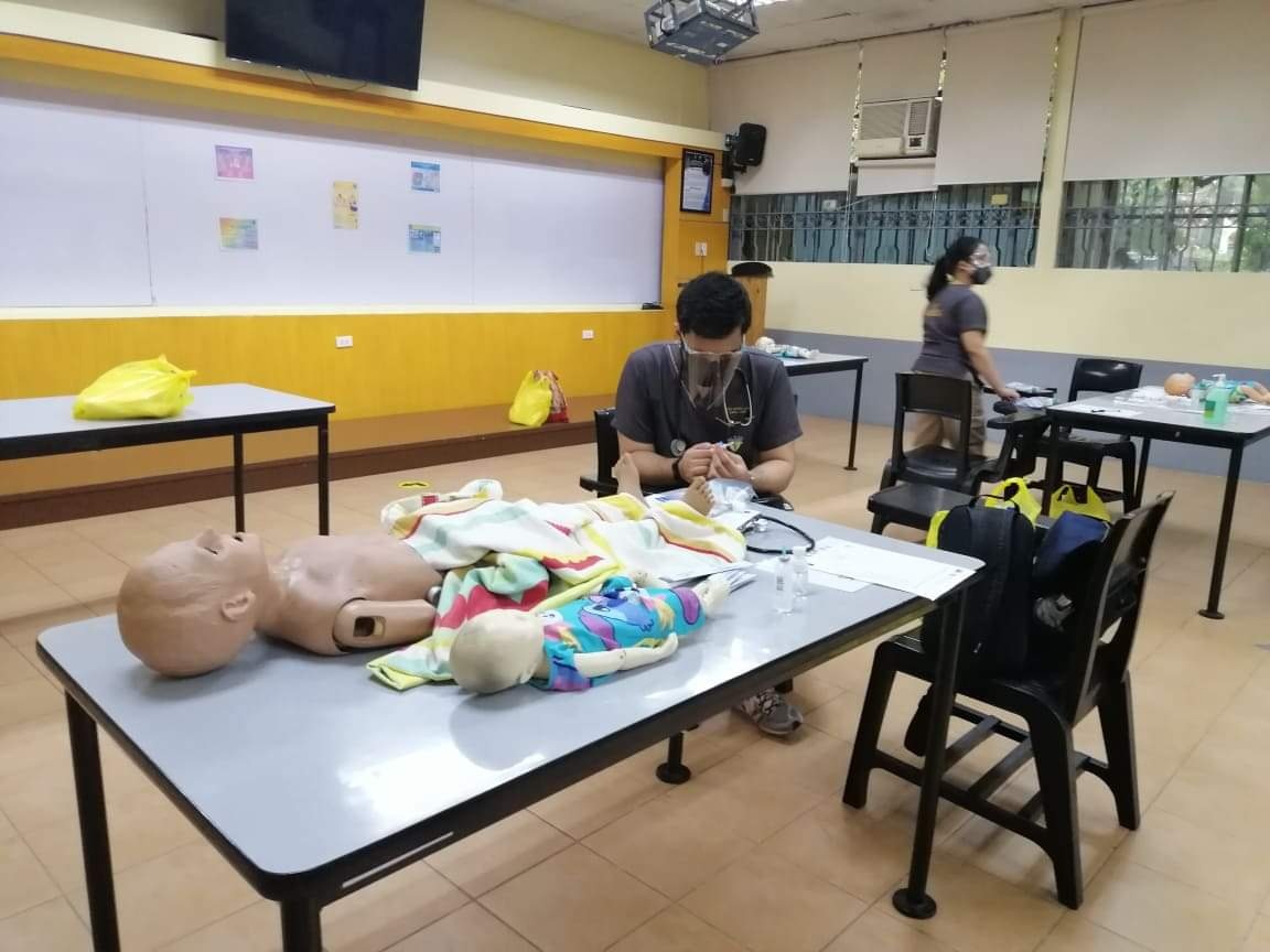 inquirerdotnet's tweet photo. LOOK: FACE-TO-FACE CLASSES ARE BACK

The University of Santo Tomas is holding limited face-to-face classes for clinical clerks from the Faculty of Medicine and Surgery for the first time in 15 months. 📷 Michael Cuevas/The Varsitarian https://t.co/DgDAT30LMd