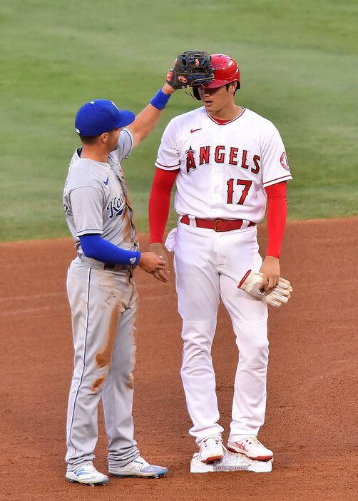 大谷翔平 ¹⁷ 🦄 Ohtani Shohei ¹⁷ on X: Whit Merriffield tagging Ohtani or  what….. Or he knows Ohtani is 6'5 and not 6'4 .@angels update Ohtani's  height and weight already  /