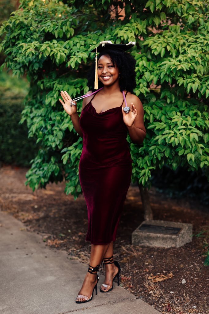 CETZFORTHESOUL's tweet photo. S/O to my Queen for getting her Bachelor’s of Science in Nursing from Oregon Health &amp; Science University 🎉🎉 Beyond proud of you @Marnashaaa 🎓👩🏾‍🎓 https://t.co/IFWDNTDBf2