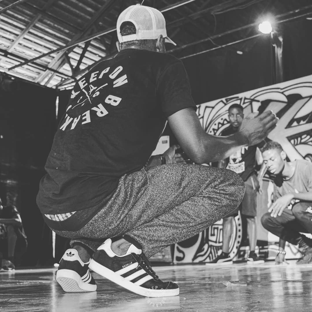 bboyzpoxy's tweet photo. ''Each one teach one''

Durant le @keeponbreaking 
Dans la région du Nord #Cameroun, j'ai animé un atelier de Breaking Porté sur le métissage des danse traditionnelle de chez nous et le Breaking.
Très bon moment de partage , de transmission et d'échanges #bboy  #keeponbreaking https://t.co/LvwVzyxroy