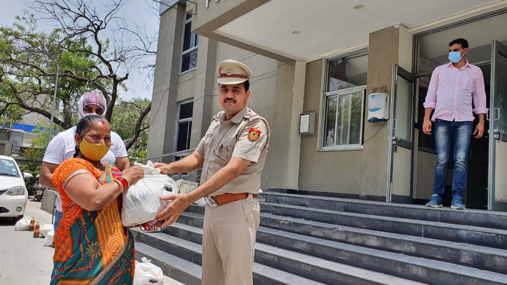 Vijay_crime's tweet photo. Today 58 families from badarpur were given #dryration with the help of #PROJECTration of @awdorg (Anything Will Do) NGO run by @cjdhiman https://t.co/SPs2H9IOCD