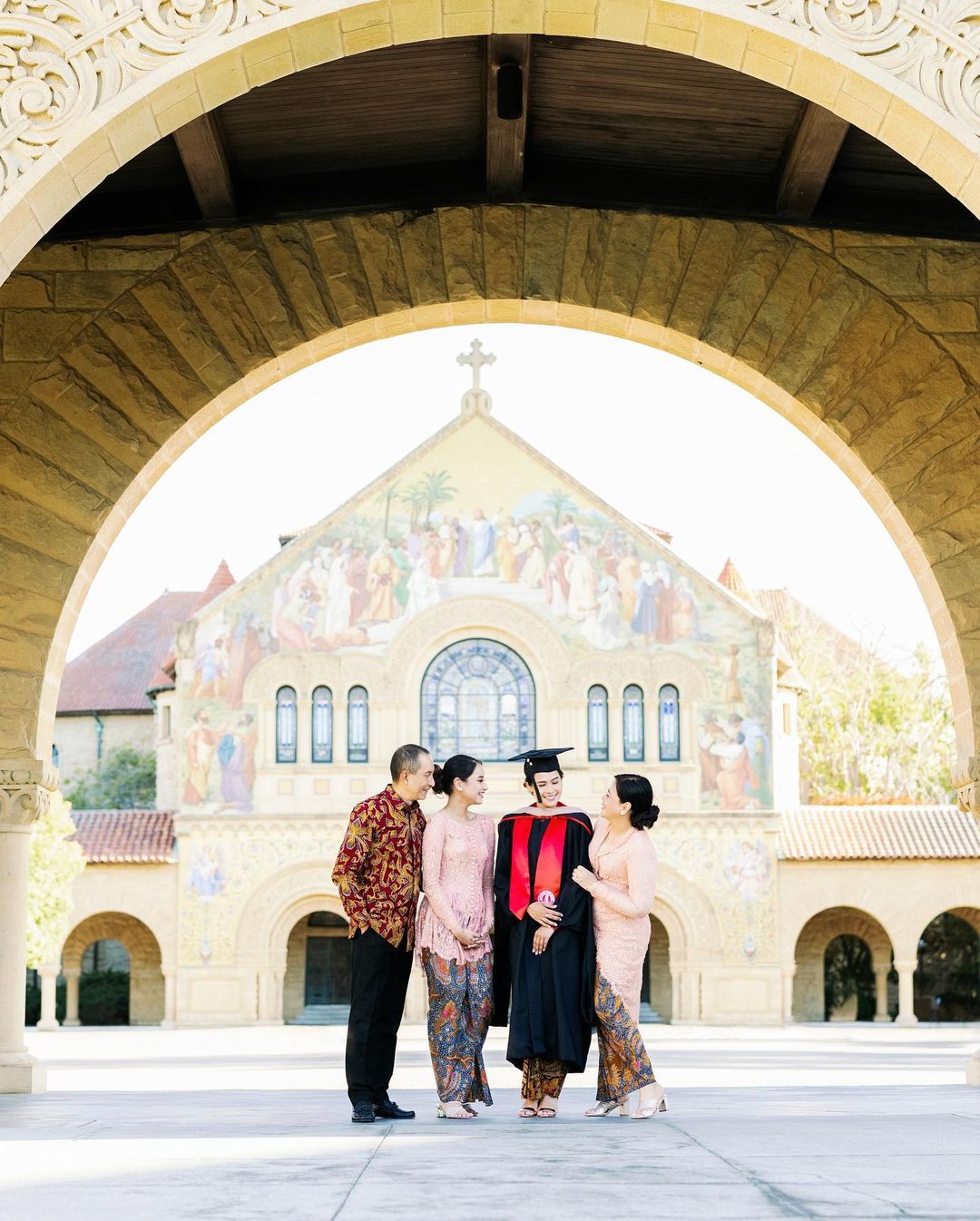 Maudy Ayunda lulus S2 dari Standford University.

