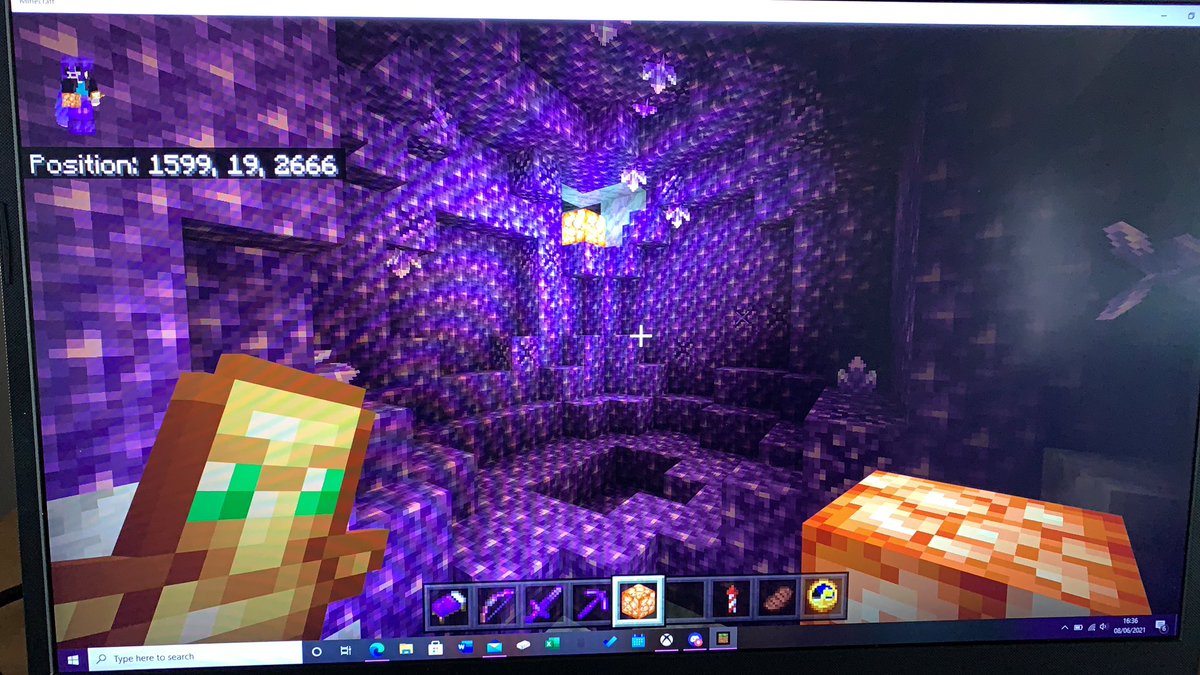 simslifewithvix's tweet photo. Found my first geodeโฆmay make it my bedroom ๐#MinecraftUpdate #Minecraft #MinecraftBedrock #geode #purpleislife https://t.co/WAn594ZfT1