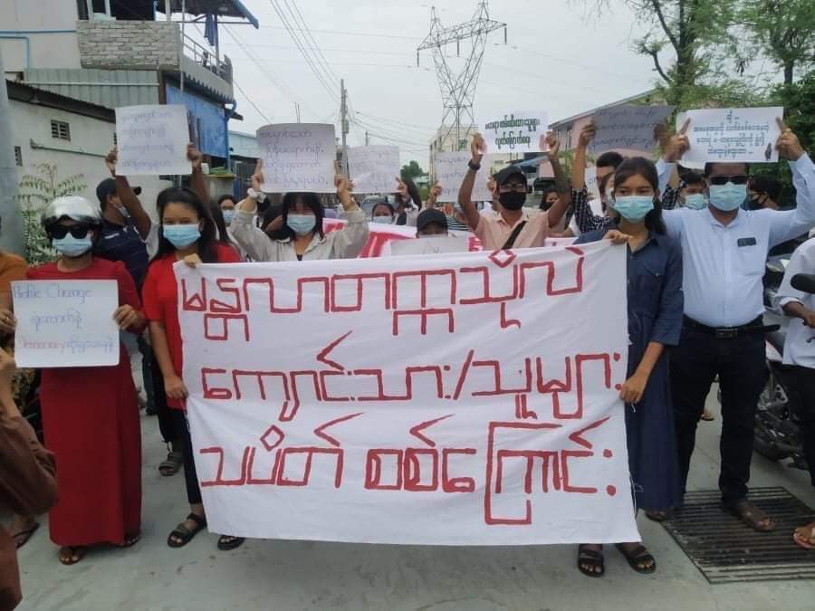 IrrawaddyNews's tweet photo. Students from Mandalay’s Mandalar University took to the streets against the military regime on Wednesday. (Photo: CJ) #WhatsHappeningInMyanmar https://t.co/mOhoQYCmXJ