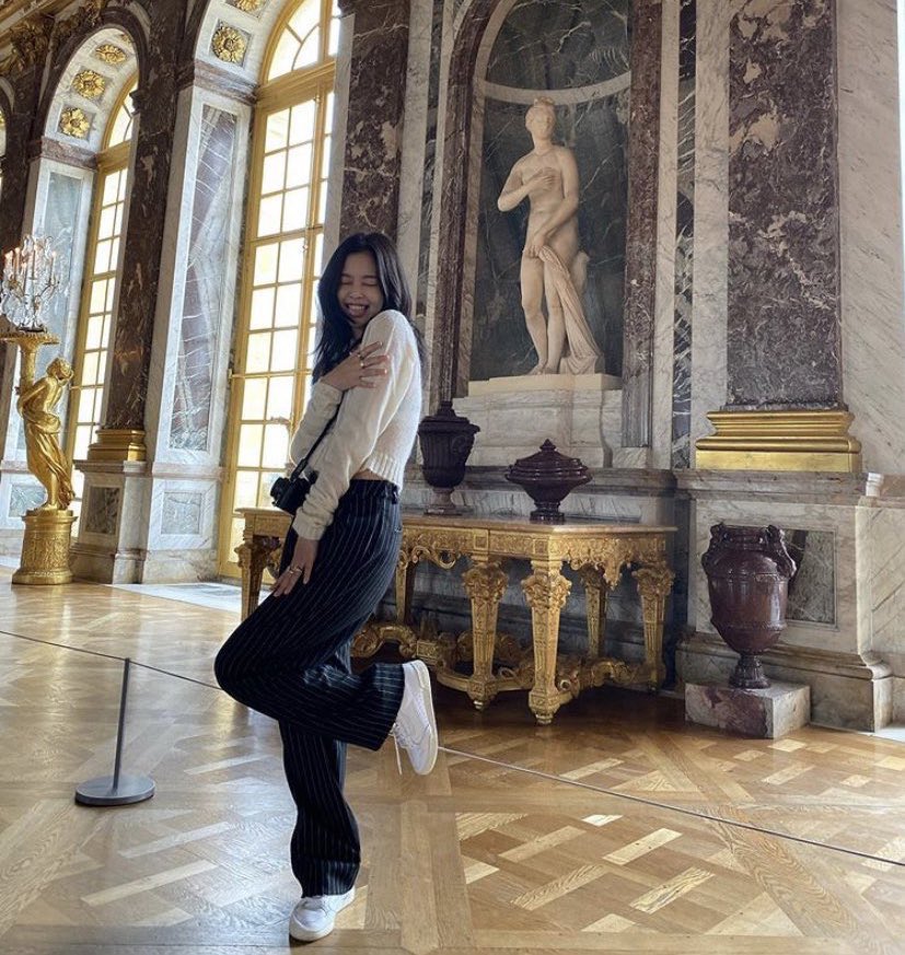 hourly jennie tweet media