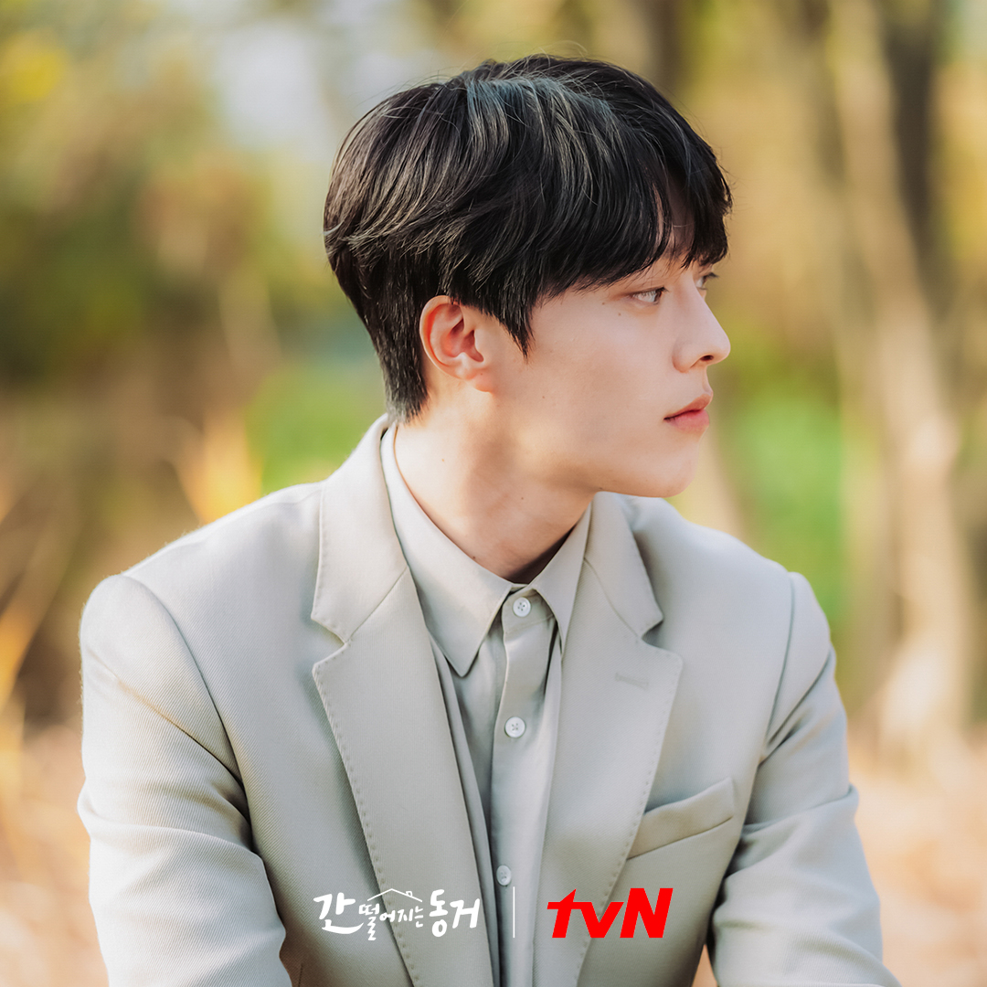 CJnDrama's tweet photo. 여우담 오붓한 한강 데이트💕
담이한테 고정된 어르신 시선 뭐야 뭐야😚

매주 [수목] 밤 10:30 tvN 방송 🏠
#tvN #간떨어지는동거 #간동거 #수목드라마
#장기용 #이혜리 #강한나 #김도완 #배인혁 https://t.co/dEnNhdJzo5