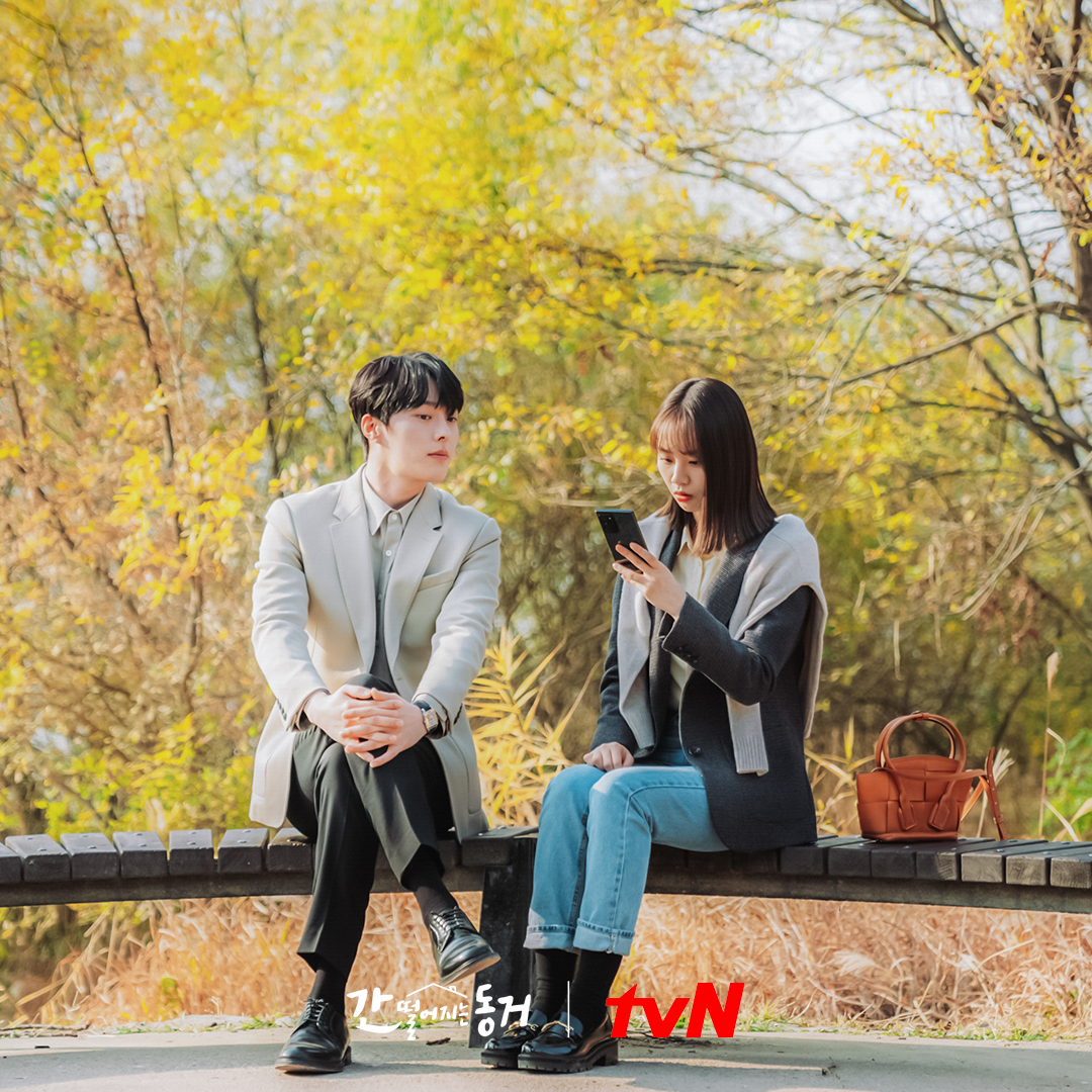 CJnDrama's tweet photo. 여우담 오붓한 한강 데이트💕
담이한테 고정된 어르신 시선 뭐야 뭐야😚

매주 [수목] 밤 10:30 tvN 방송 🏠
#tvN #간떨어지는동거 #간동거 #수목드라마
#장기용 #이혜리 #강한나 #김도완 #배인혁 https://t.co/dEnNhdJzo5