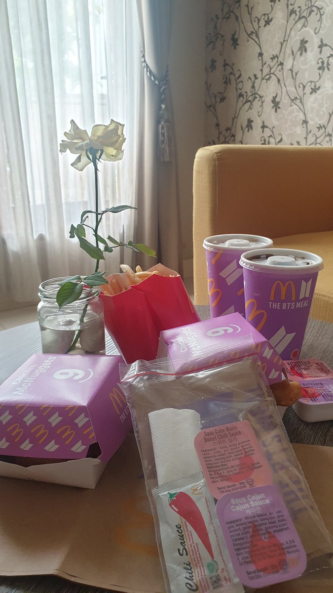 Got my BTS Meal today. And i love how <a href="/McDonalds_ID/">McDonald's Indonesia</a> is packing the BTS Bag in different package. So iy will not stained by the oil. Borahae.
#BTSMeal 
#BTSxMcD