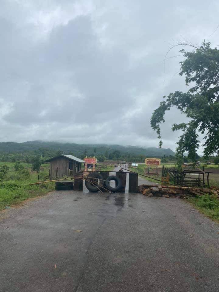 2021Revtweets's tweet photo. About 50 PaO National Organization (PNO) forces stood guard on the other side of the Hteesekhar bridge, while SAC Terrorist soldiers fought a small number of People’s Defense Forces (PDF) in Loikaw, Kayah State.
USELESS ASEAN
#June9Coup #WhatsHappeningInMyanmar https://t.co/2PpuNy5AND