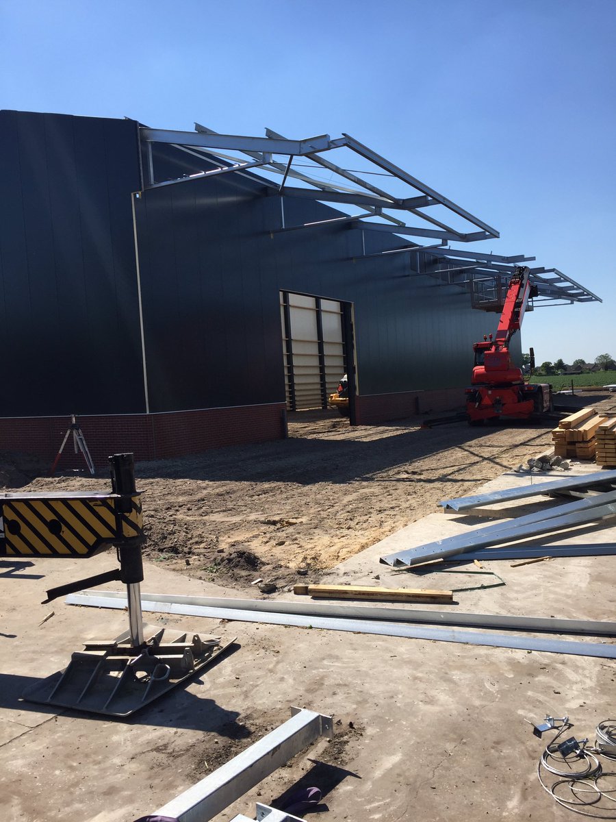 JosC0m's tweet photo. Nieuwe bewaarloods Oploo voor kisten en losse stort schiet nu  op. Dak kan erop, puin/zand aanvullen en dan vloer erin. Tijdens bouwvergadering met @DLVadvies alles doornemen voor de laatste bouwfase. https://t.co/kTKxrchXSg