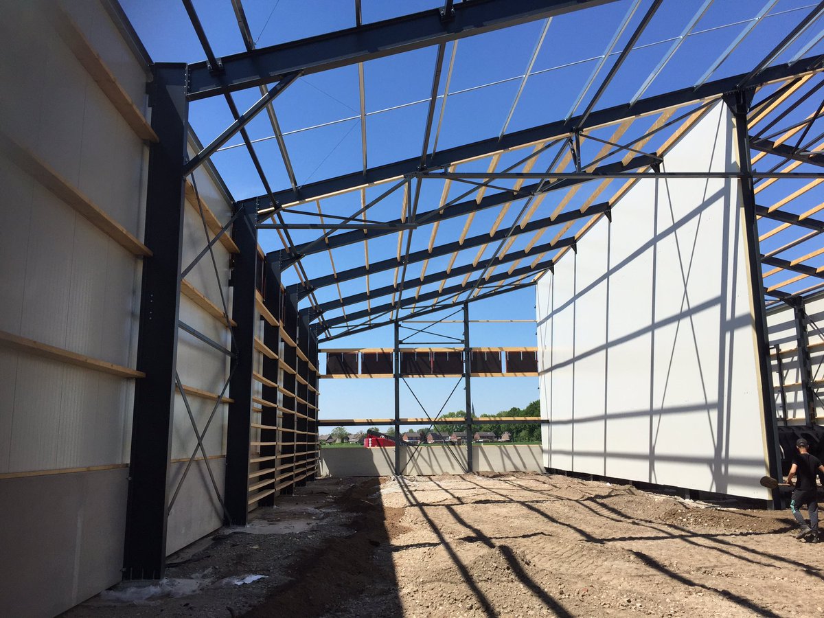 JosC0m's tweet photo. Nieuwe bewaarloods Oploo voor kisten en losse stort schiet nu  op. Dak kan erop, puin/zand aanvullen en dan vloer erin. Tijdens bouwvergadering met @DLVadvies alles doornemen voor de laatste bouwfase. https://t.co/kTKxrchXSg